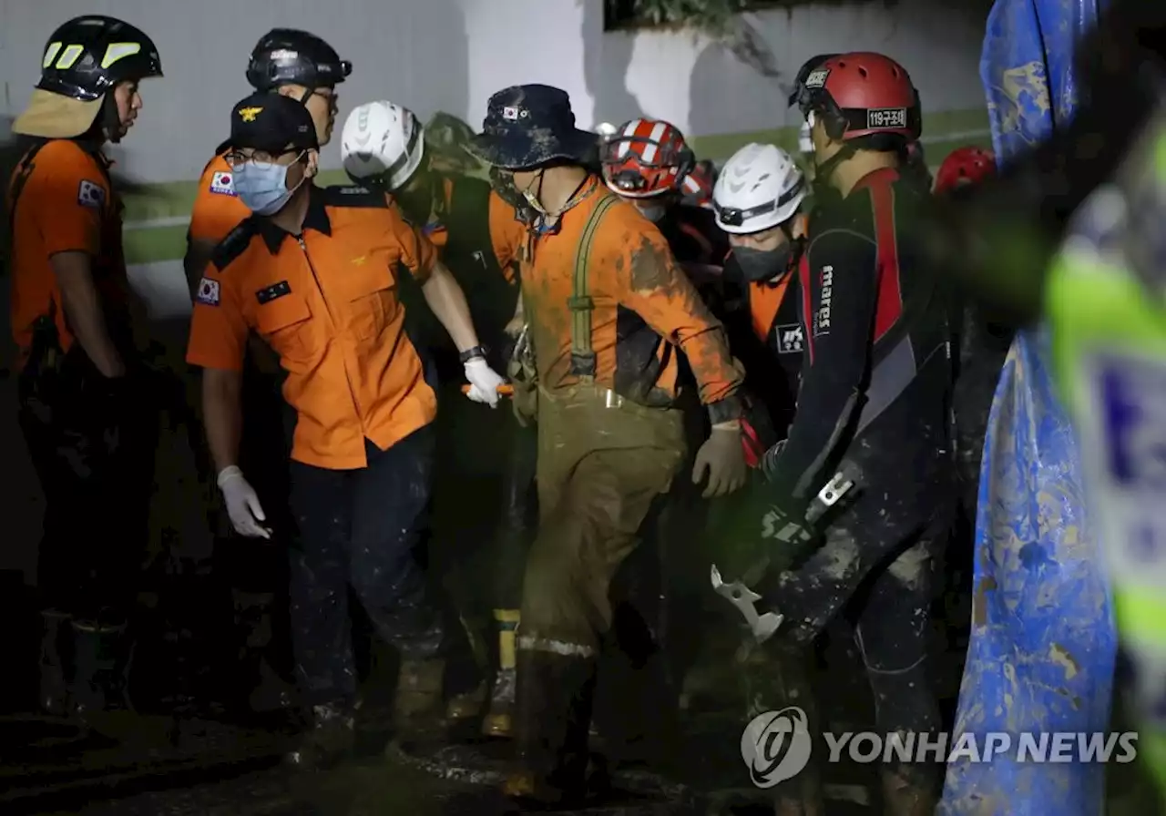 포항 지하주차장서 총 8명 구조…2명 생존·6명 심정지 | 연합뉴스