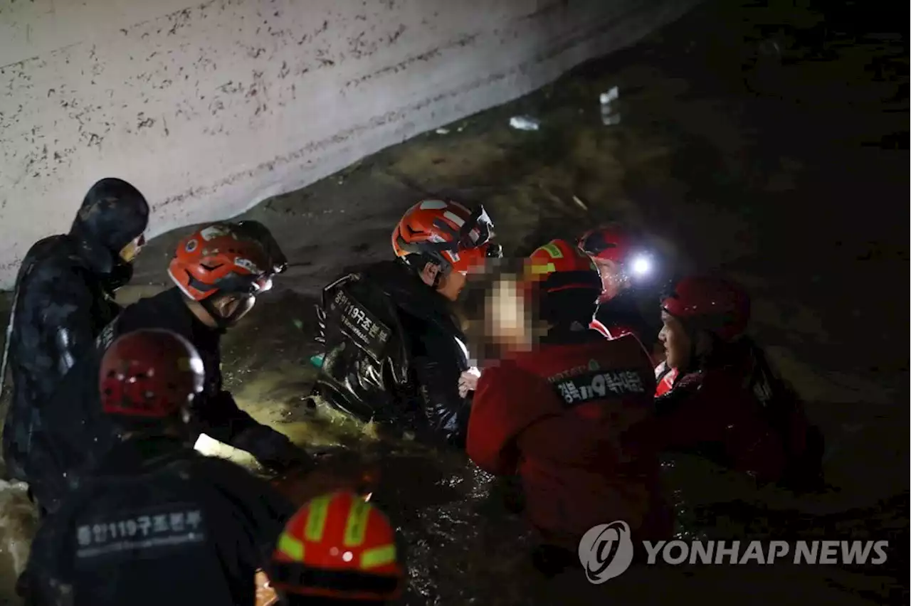 포항 지하주차장 실종자 5명 구조…2명 생존·3명 심정지 추정 | 연합뉴스