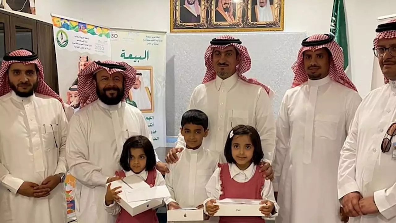 «حامل حقائب شقيقتيه».. محافظ خميس مشيط يكرم الطفل مشعل الشهراني