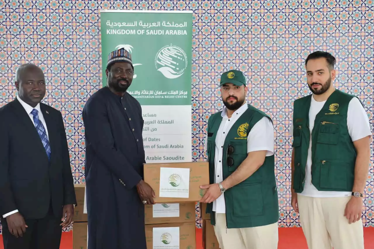 'إغاثي الملك سلمان' يسلّم 50 طناً من التمور هدية المملكة لجمهورية غامبيا