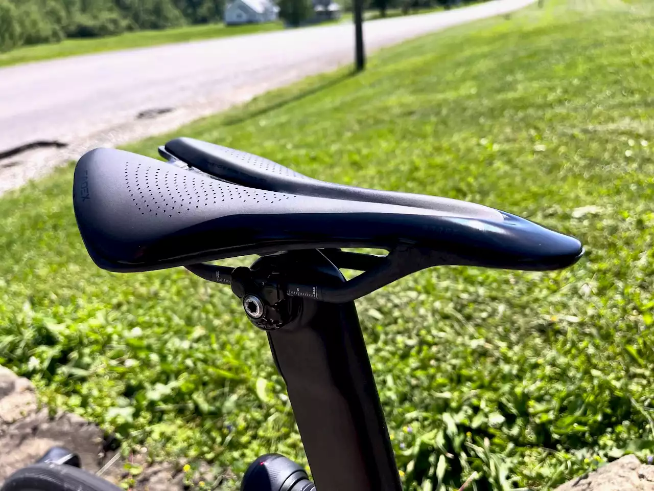 The CADEX Boost road bike saddle is pure aero comfort – but you have to pay for it