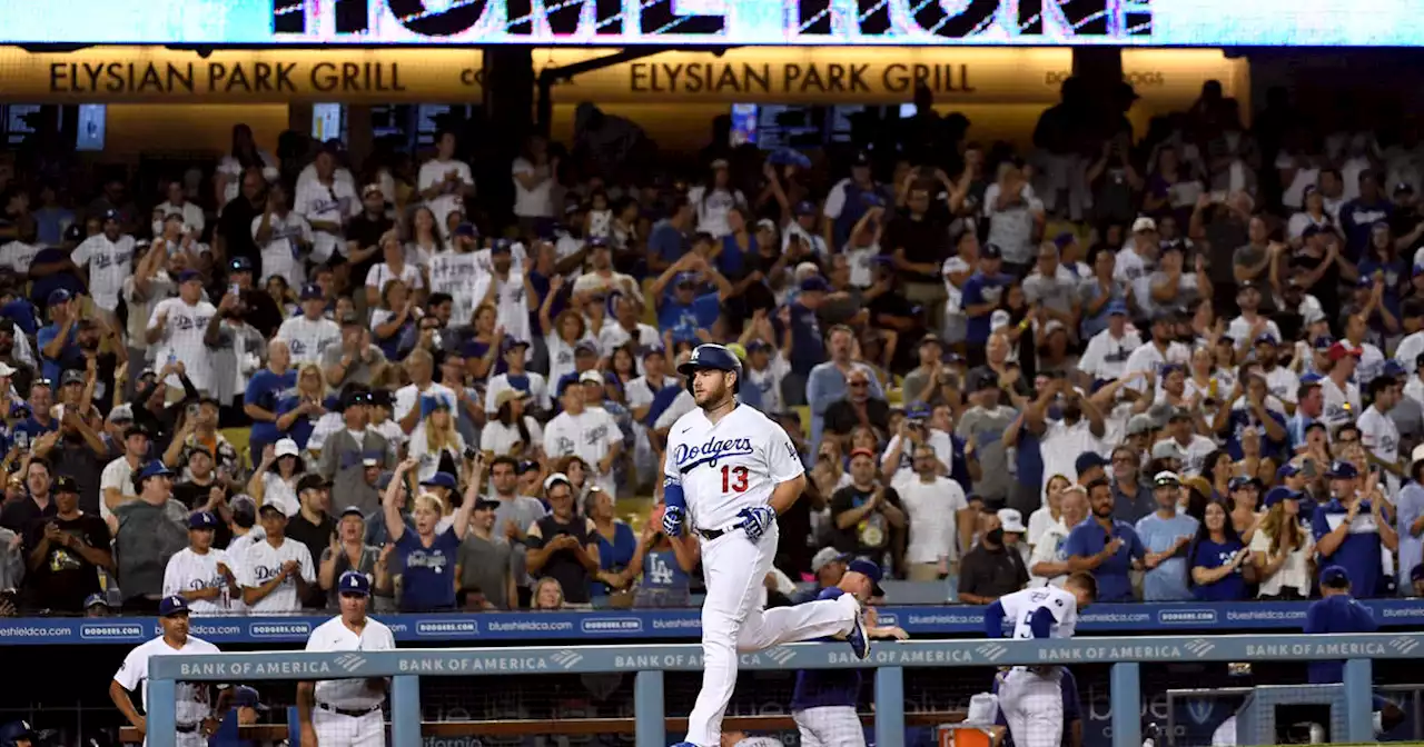 Dodgers outslug Giants 6-3, Muncy homers twice