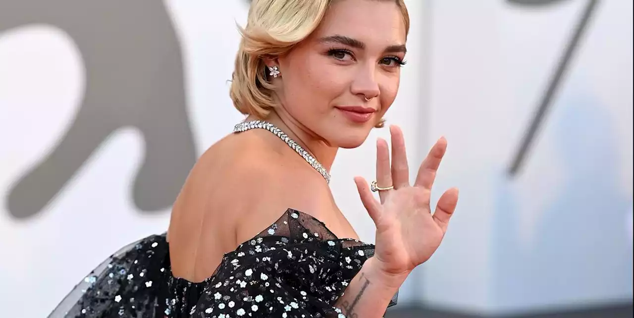 L'abito di Florence Pugh al Festival di Venezia 2022 è una cascata di glitter