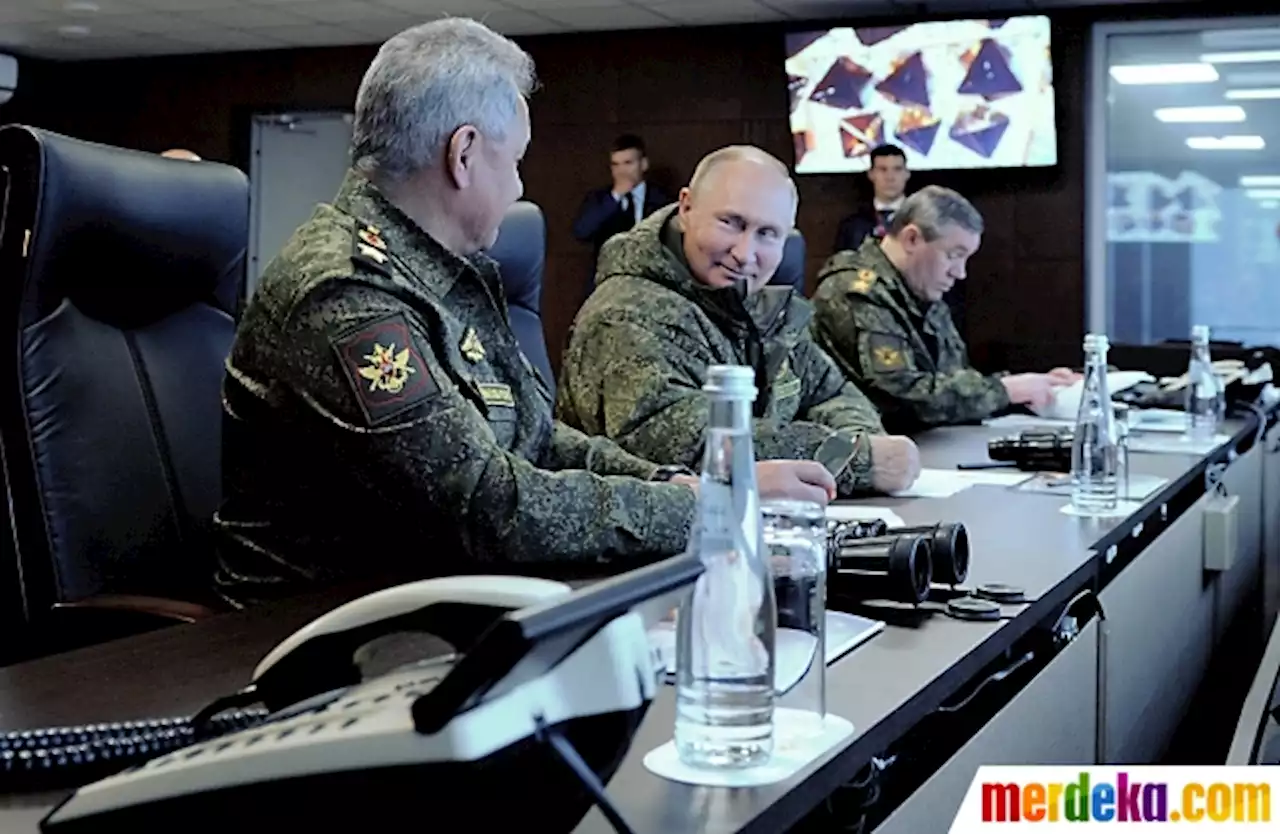 Foto : Senyum Vladimir Putin Pantau Latihan Militer Vostok 2022 | merdeka.com