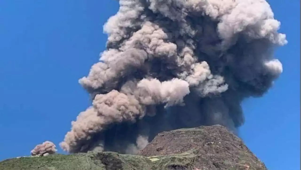 Stromboli, la scuola sotto al vulcano: esplosioni e terremoti, i vetri tremano e le porte si muovono da sole. 'Ma non abbiamo paura'