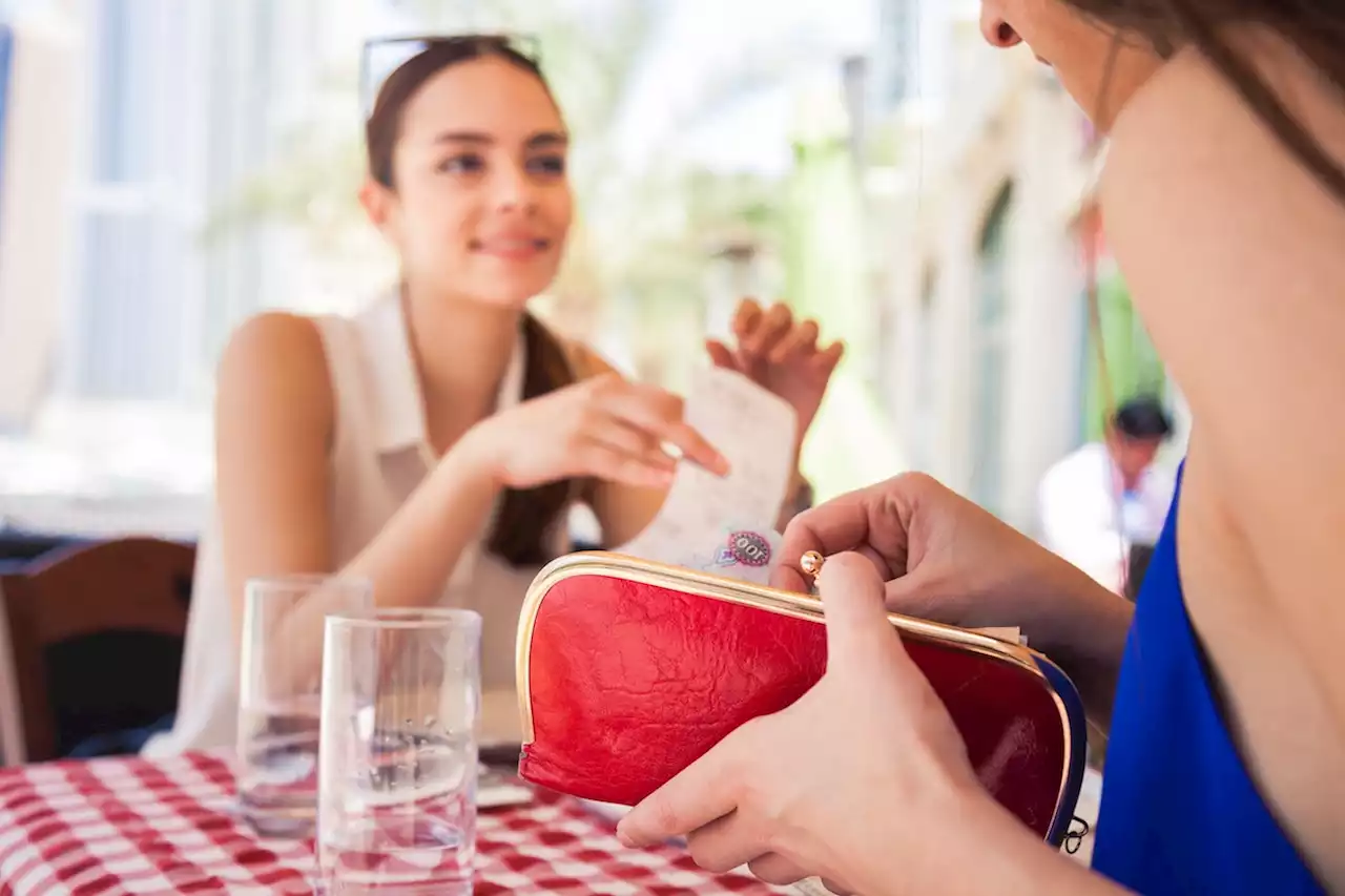 This Heroic Woman Brought Her 'Forgetful' Sister-In-Law's Wallet To Dinner