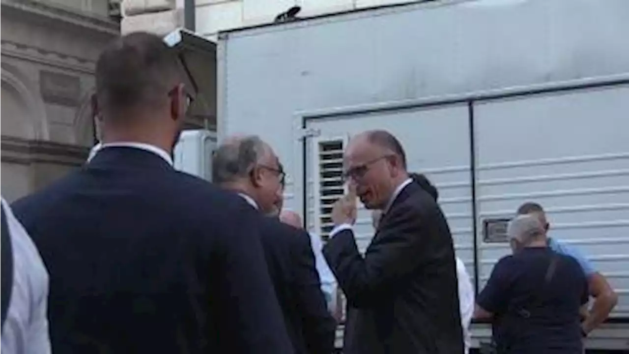 Letta, Franceschini, Gualtieri e Zingaretti dietro le quinte al comizio del Pd a Piazza SS Apostoli - Il Sole 24 ORE