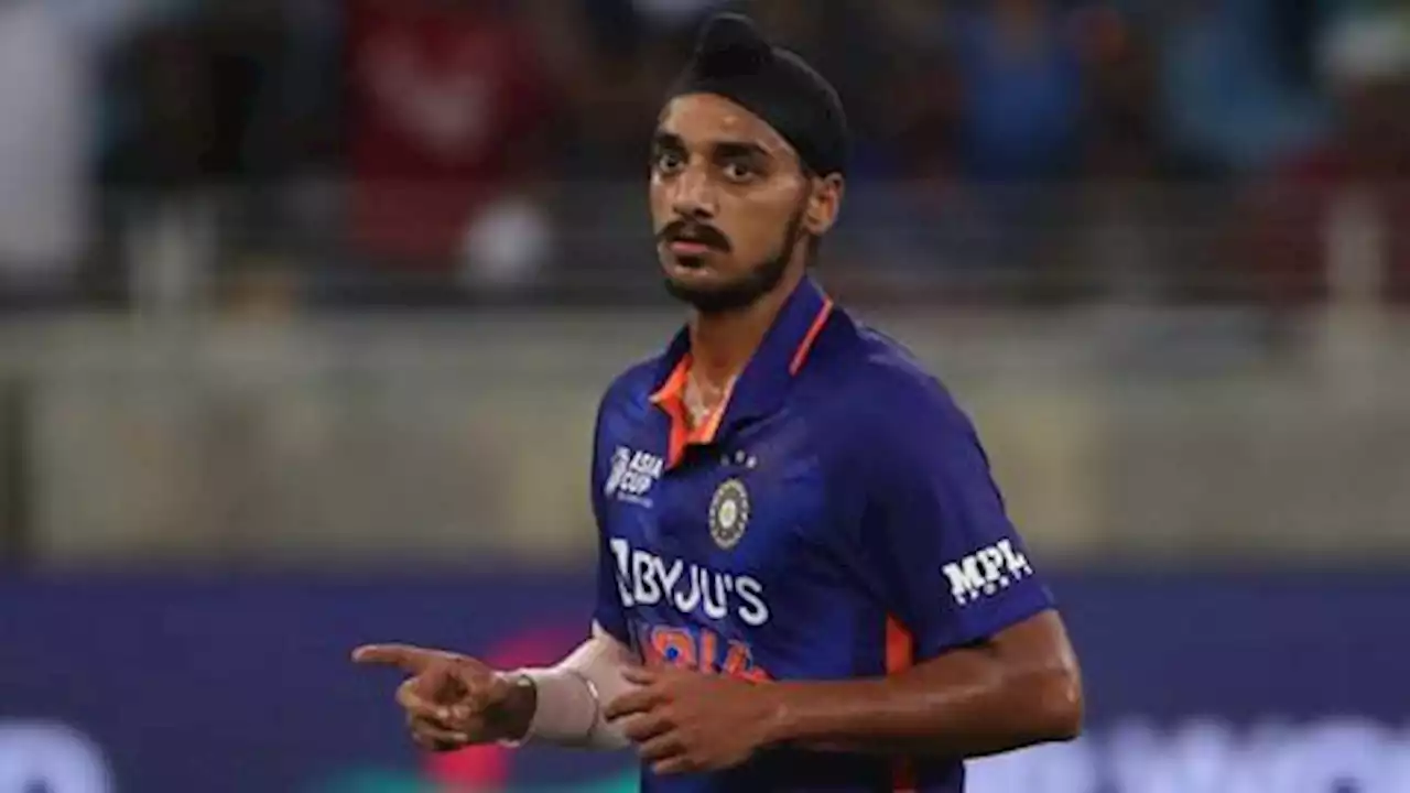 Sikh Indian player faces online abuse over dropped catch in Pakistan match