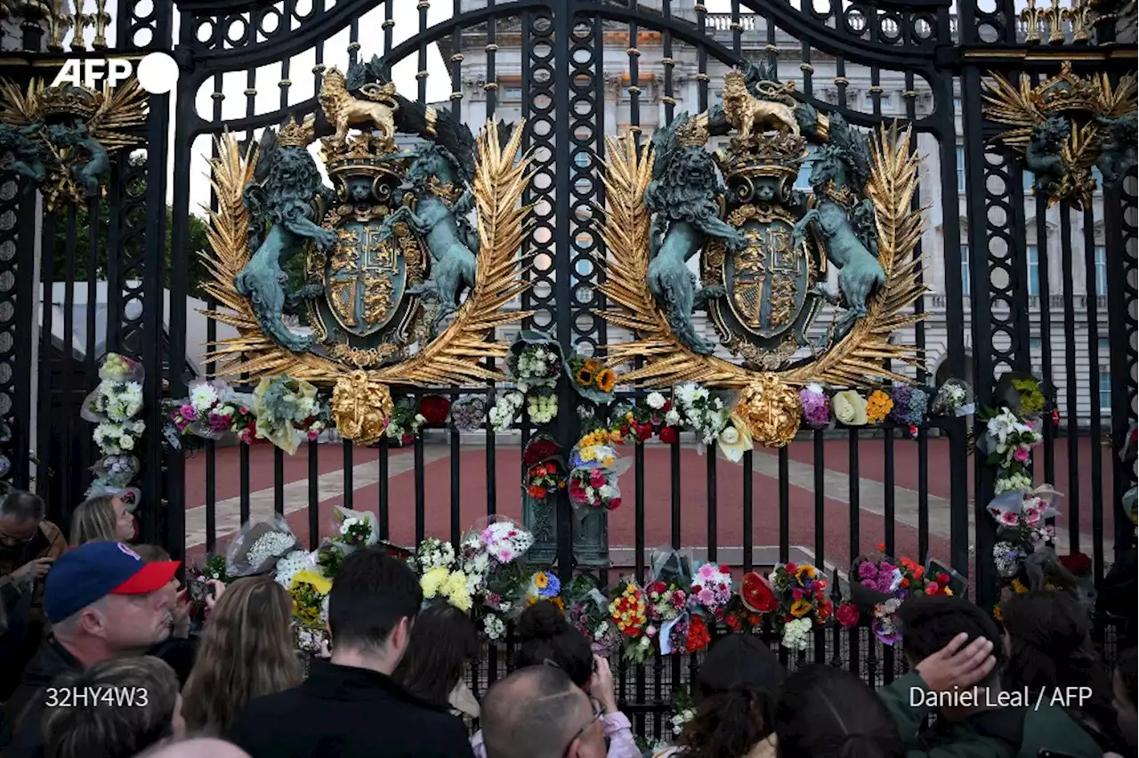 Devant Buckingham Palace, les larmes, le silence, puis l'hymne 'God save the Queen' - Challenges