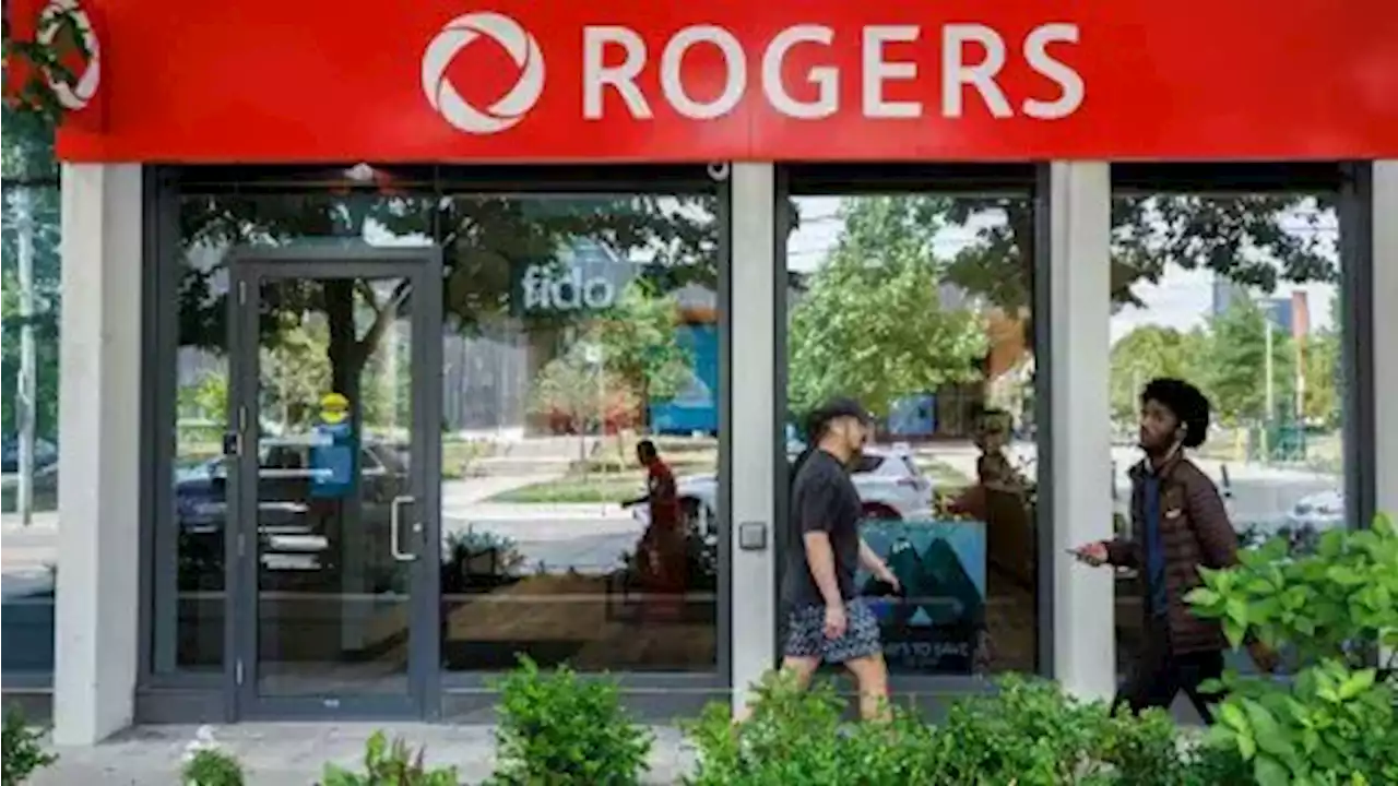 You'll need to show ID to enter a Rogers store from now on | CBC News