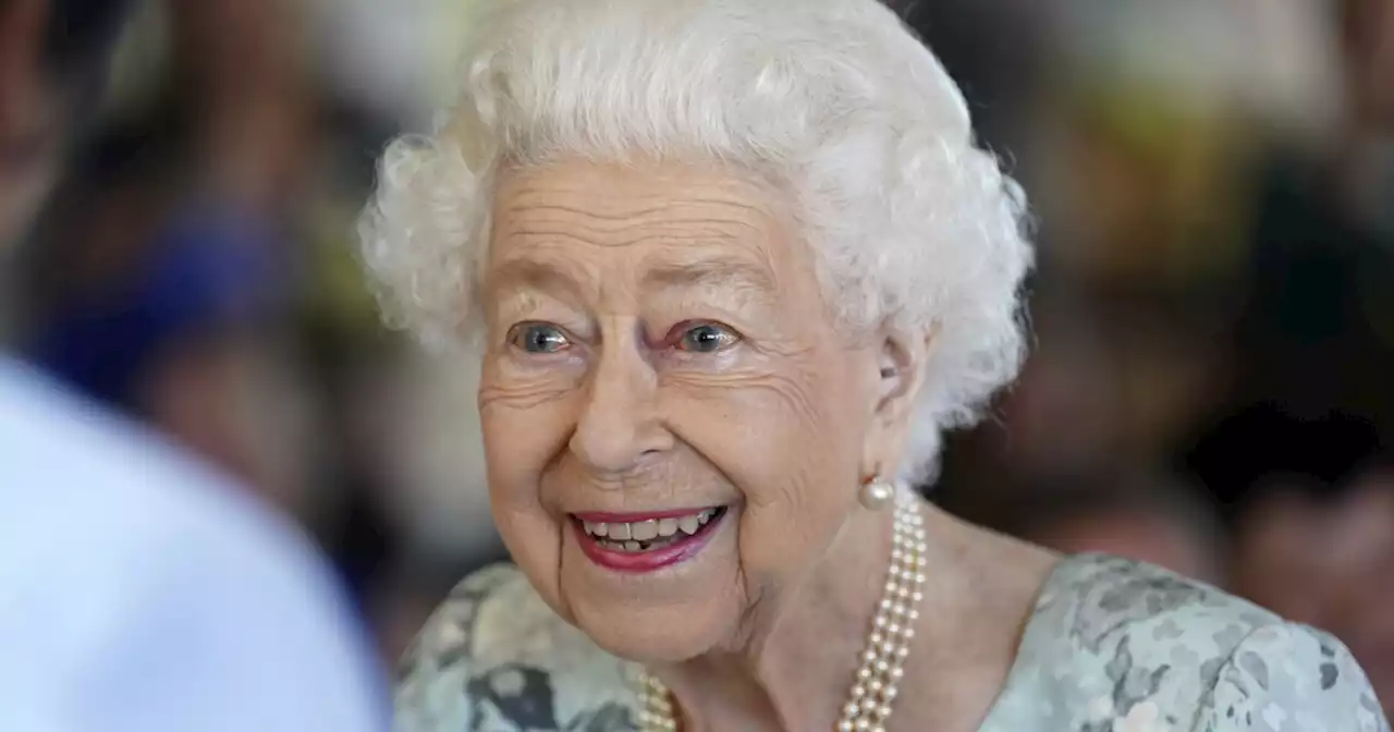 Queen Elizabeth II dead: Watch as crowd gathers outside Buckingham Palace in wake of monarch's death