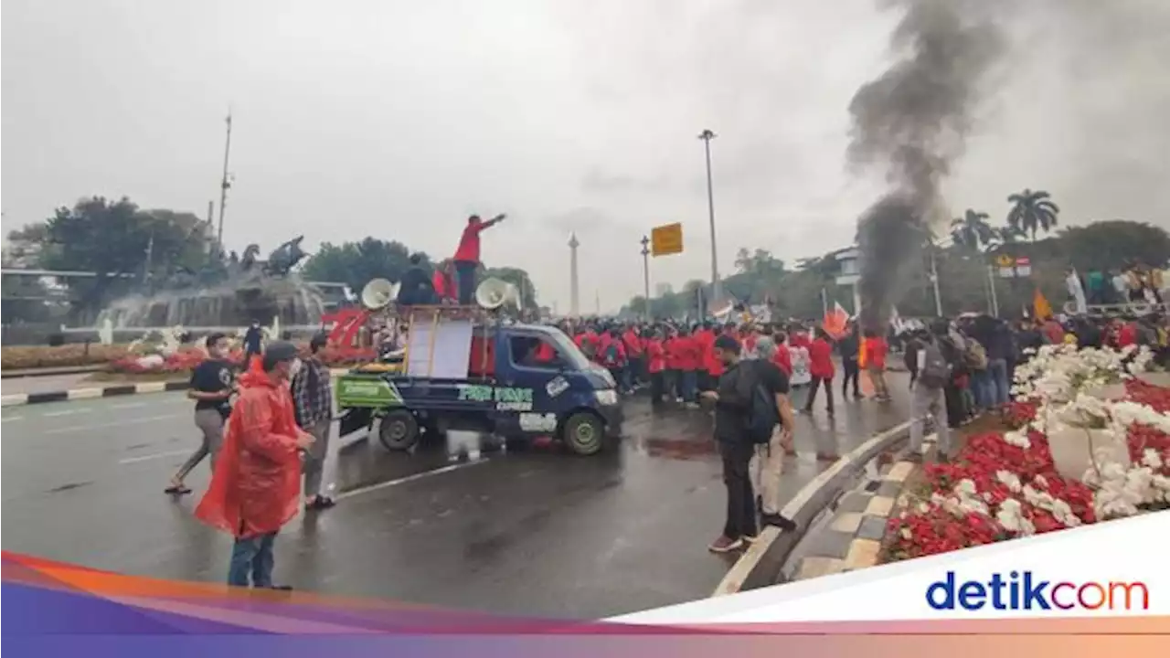 Massa Demo BBM Naik Bakar Ban-Tutup Akses Jl Medan Merdeka Selatan