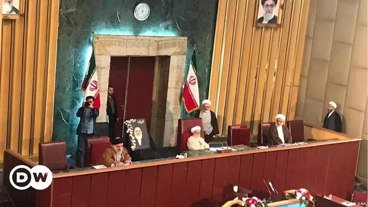 بیانیه خبرگان؛ پاسخی به سخنان موسوی درباره موروثی شدن رهبری؟ – DW – ۱۴۰۱/۶/۱۶