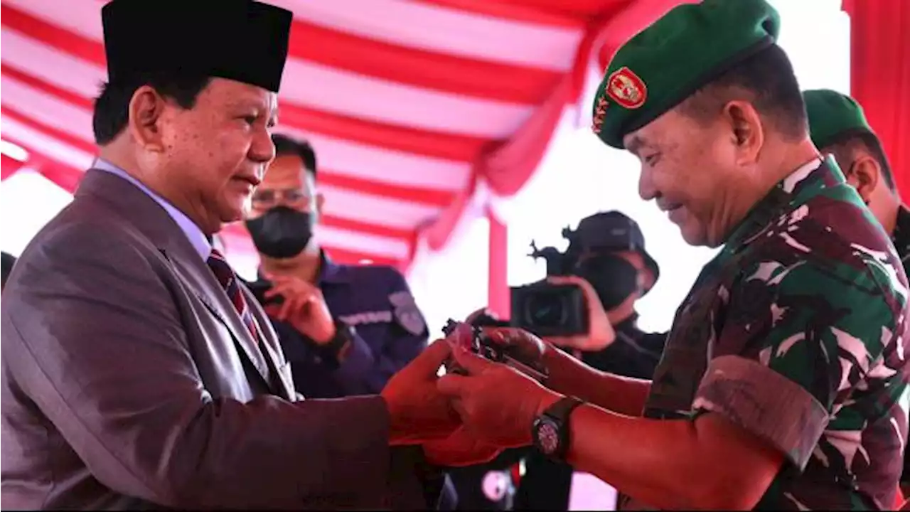 Momen Prabowo Beri Pistol G2 Buatan PT Pindad ke KSAD Jenderal Dudung Abdulrachman