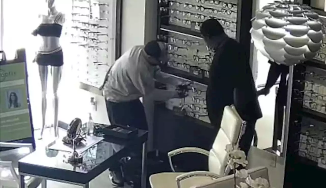 VIDEO: Robbers on the run after snatching designer glasses, cash from eye care business in Galleria area