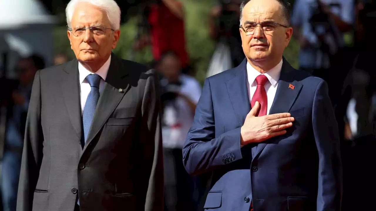 Mattarella a Tirana sulla guerra in Ucraina: “È necessaria una forte pressione sulla Russia con le sanzioni, confidiamo nell’apertura di negoziati”