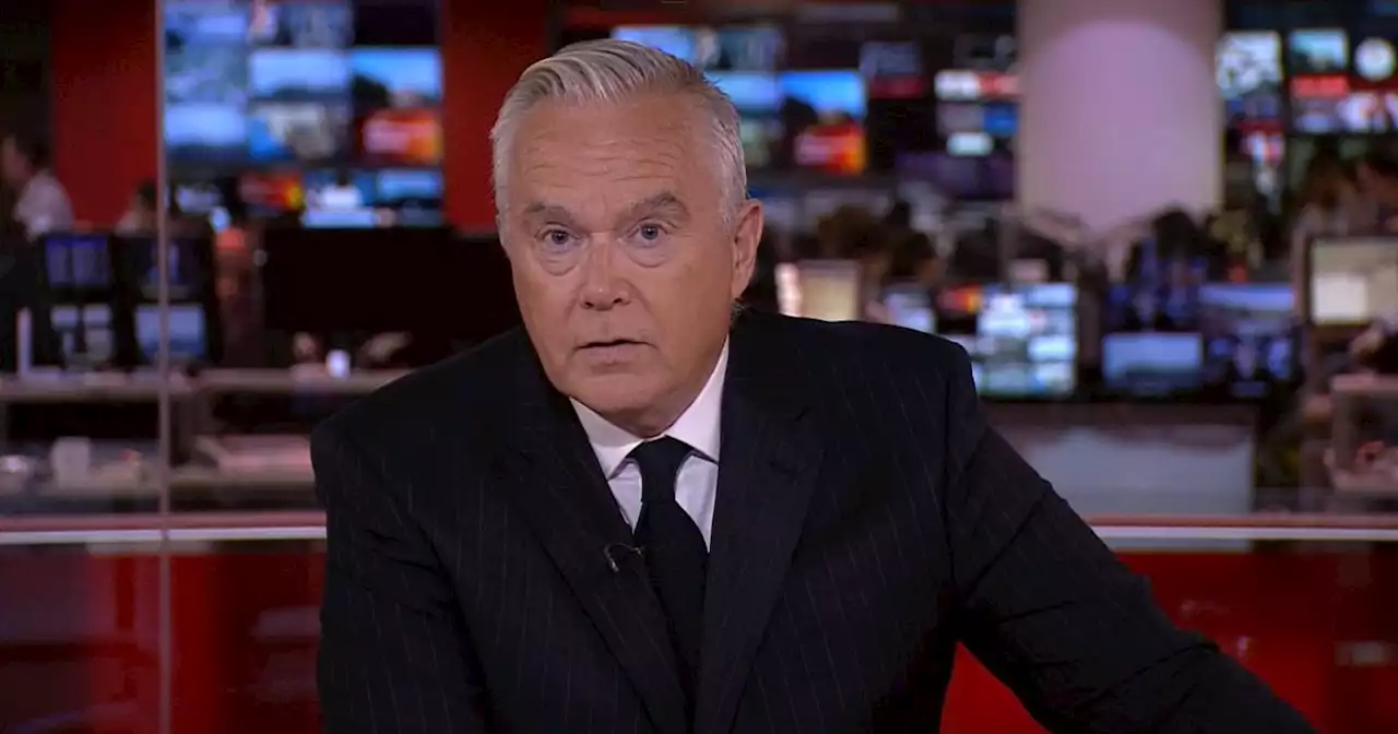 Emotional Huw Edwards announces Queen's death on BBC News