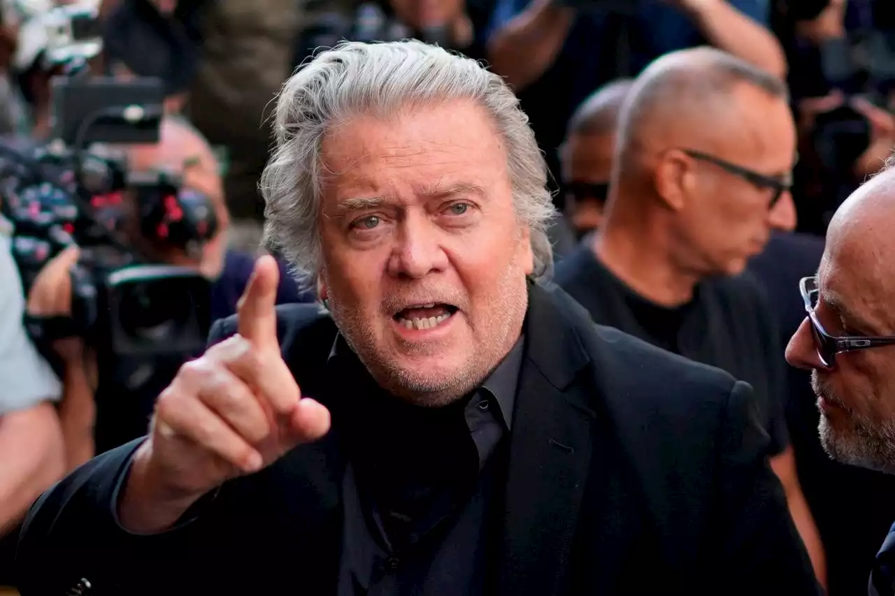 Steve Bannon surrenders in NY court to face charges in border wall case