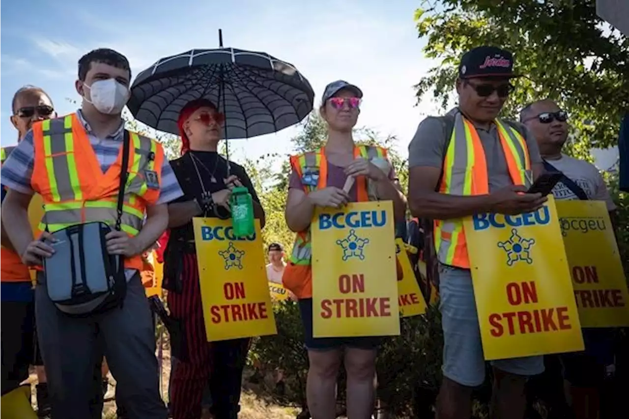 B.C. government and public service union reach tentative deal for 33,000 workers