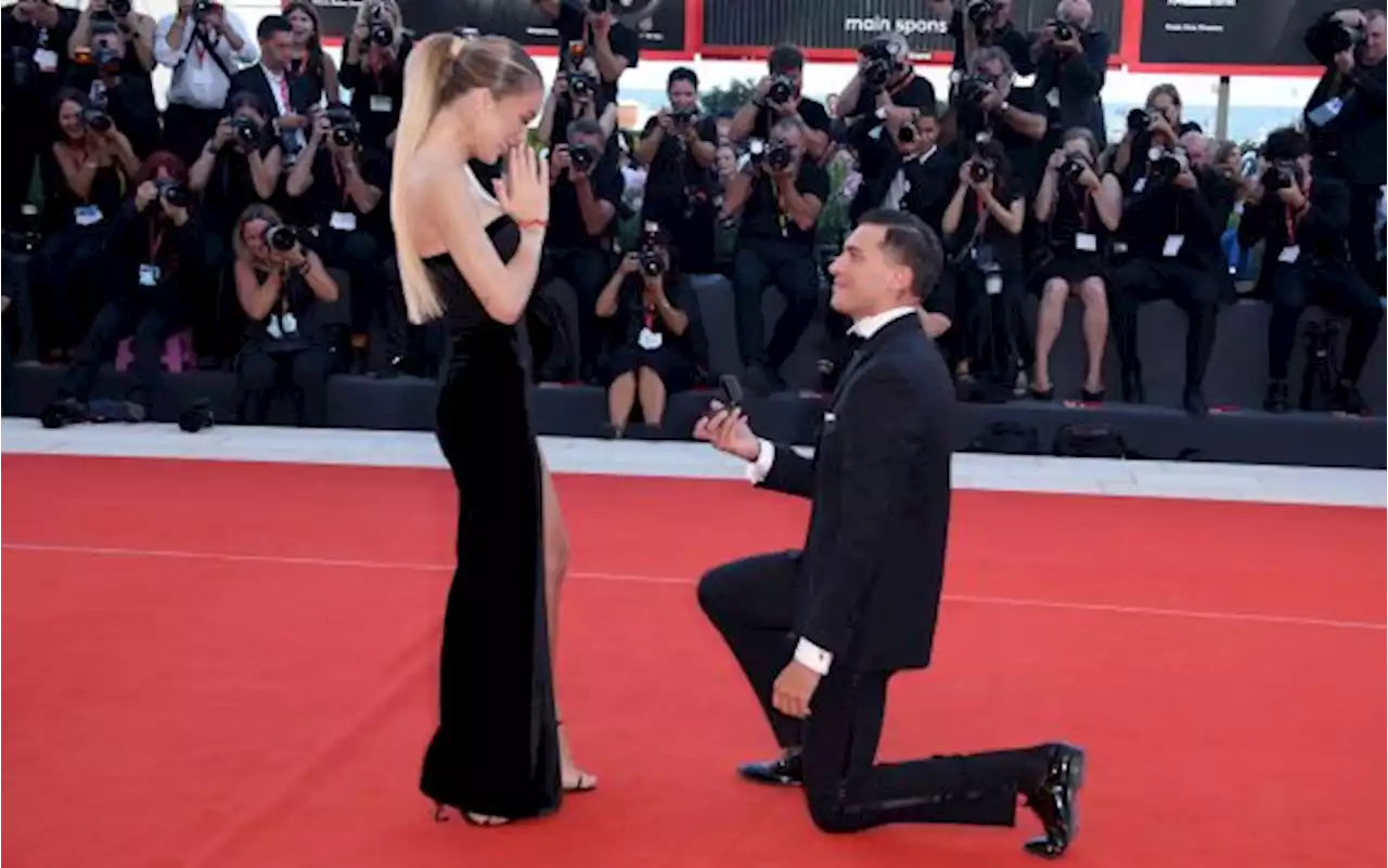 Venezia 79, proposta di matrimonio sul red carpet per Sophie Codegoni