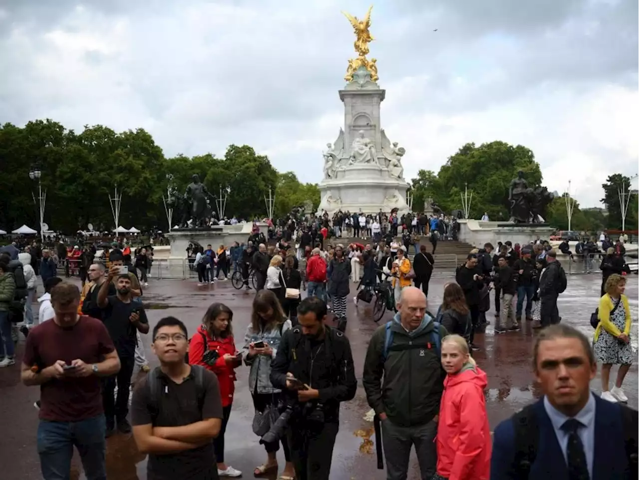 'GOD SAVE THE QUEEN': Londoners and tourists wish Elizabeth well