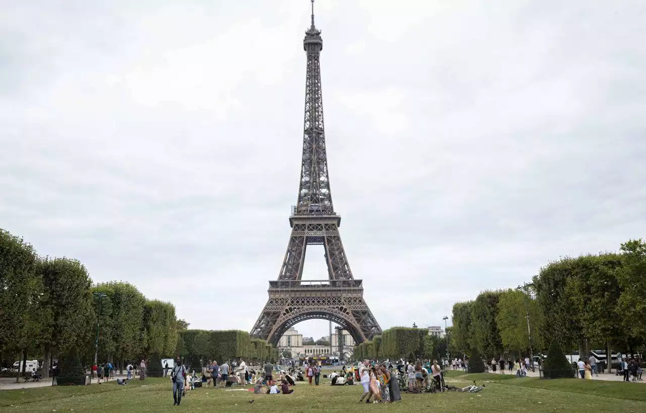 La Tour Eiffel éteinte en hommage à la reine