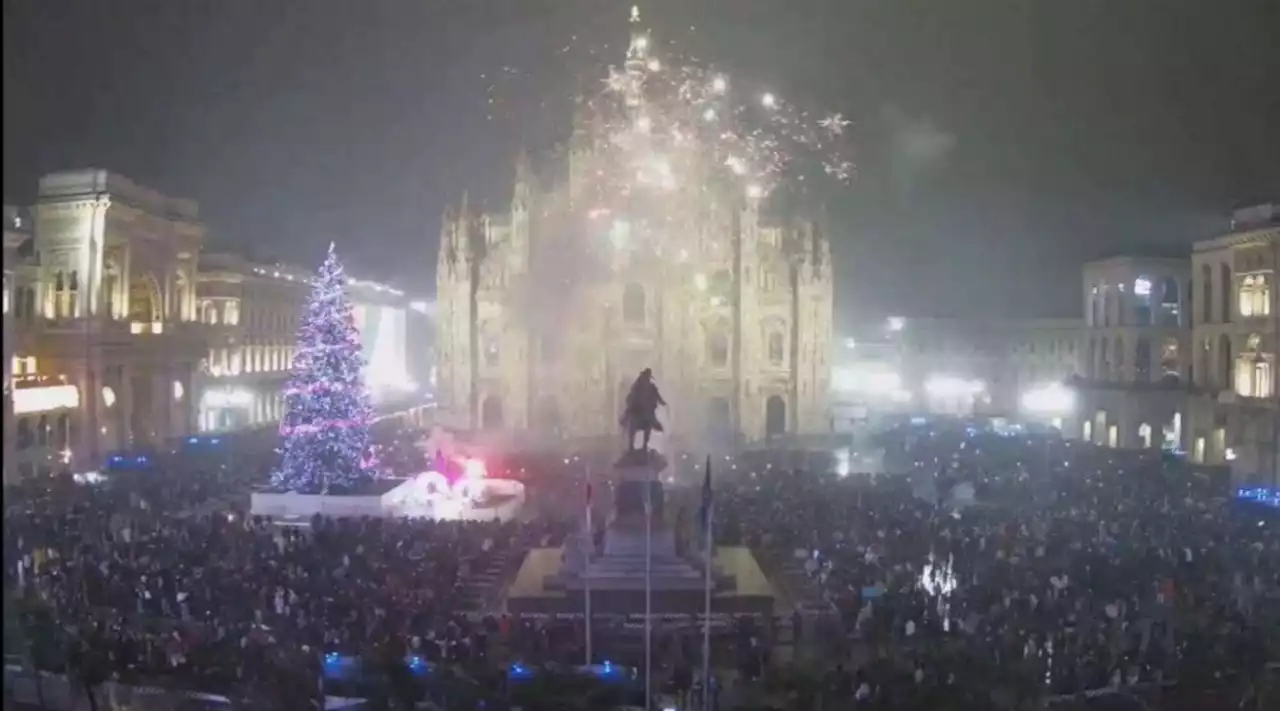 Capodanno, l'Italia accoglie il 2023: la festa in Piazza Duomo a Milano - Foto Tgcom24