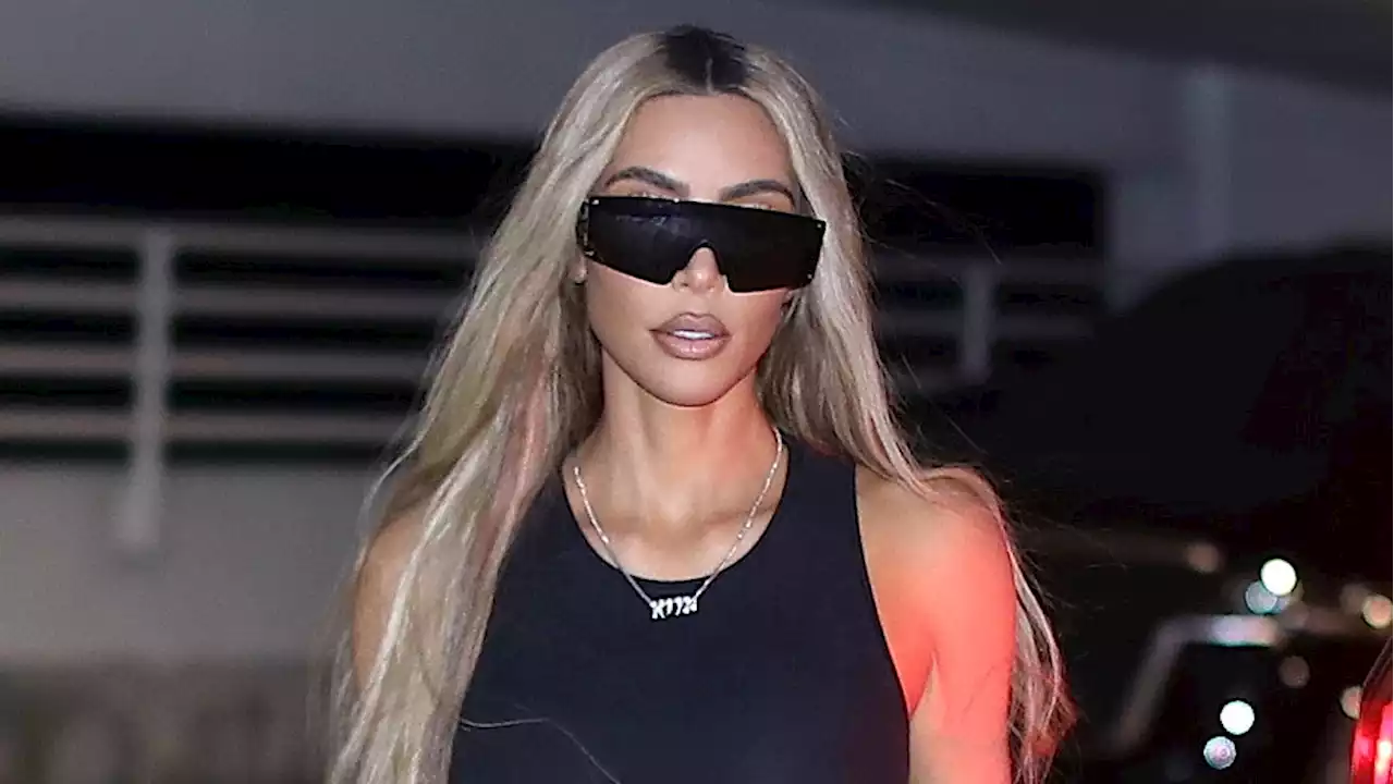 Après le pantalegging, Kim Kardashian ne jure que par cette tendance pantalon