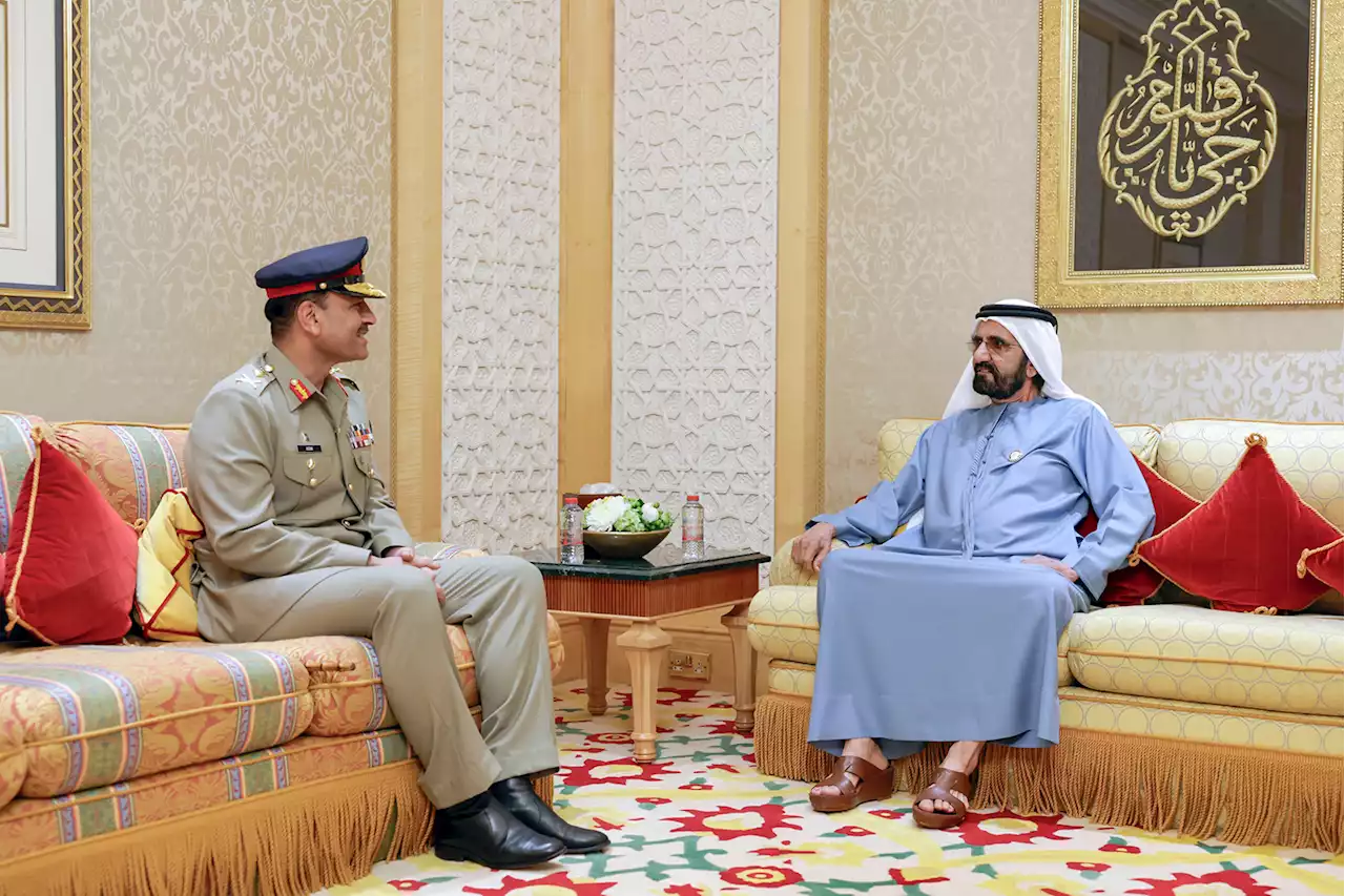 محمد بن راشد يبحث مع قائد الجيش الباكستاني التعاون الدفاعي والعسكري