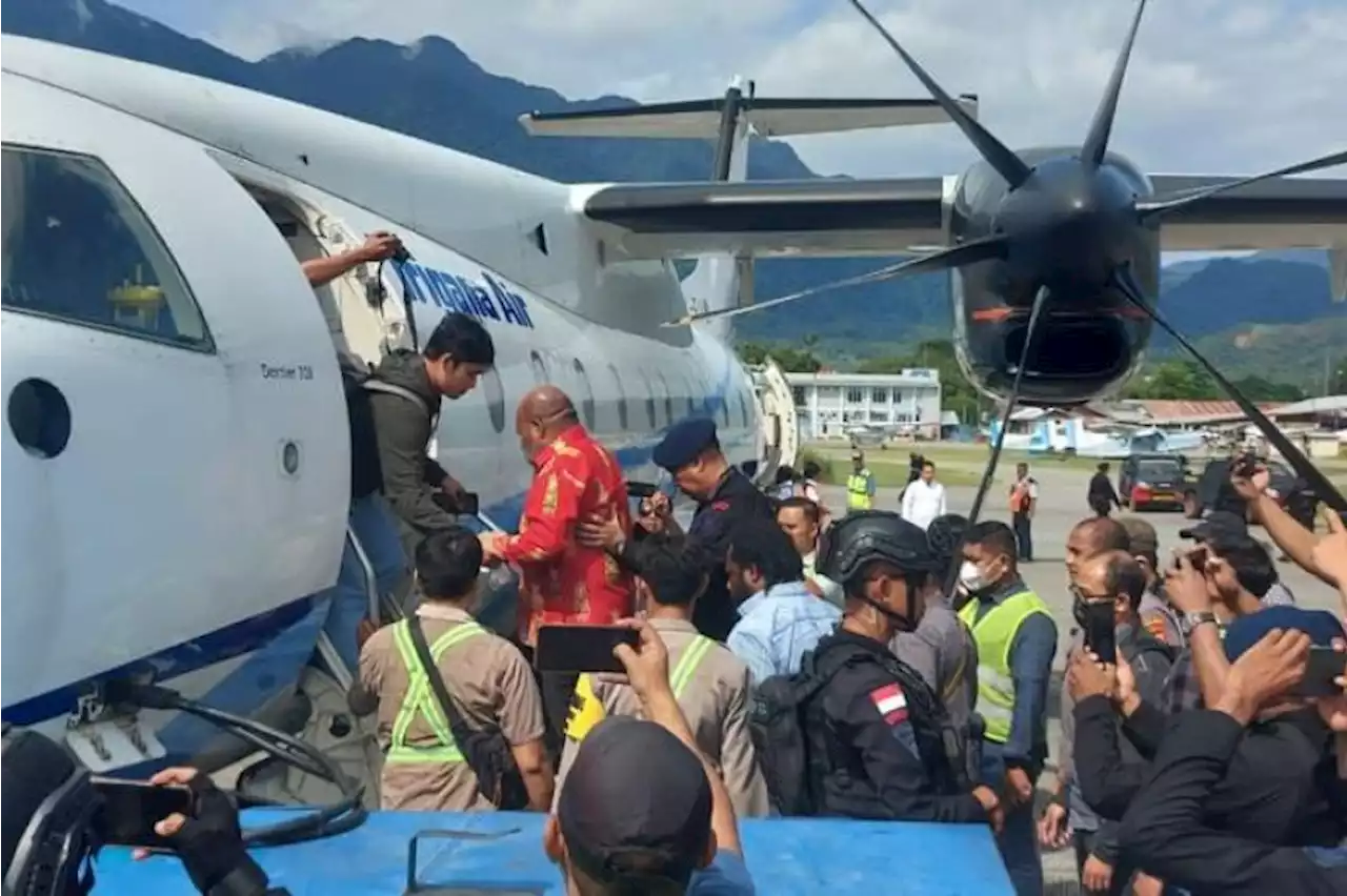 Lukas Enembe didampingi dokter dan perawat di penerbangan ke Jakarta