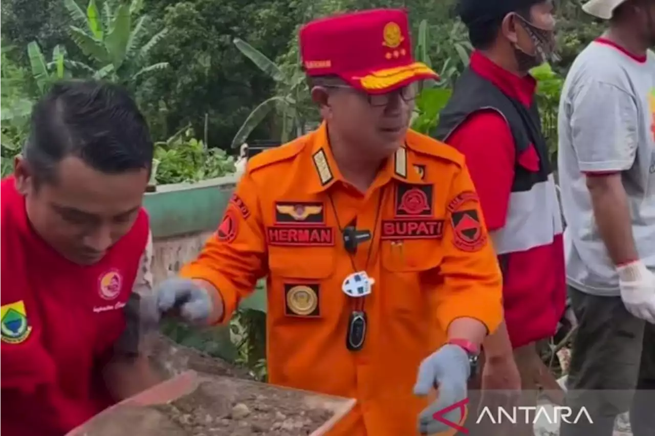 Pemkab Cianjur ajak warga gotong royong bersihkan puing rumah