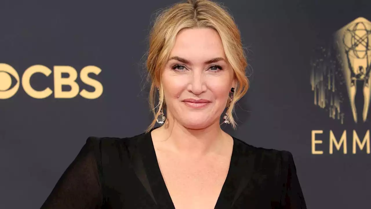 Kate Winslet rassure une jeune journaliste qui s'apprête à l'interviewer pour la promo d''Avatar 2'