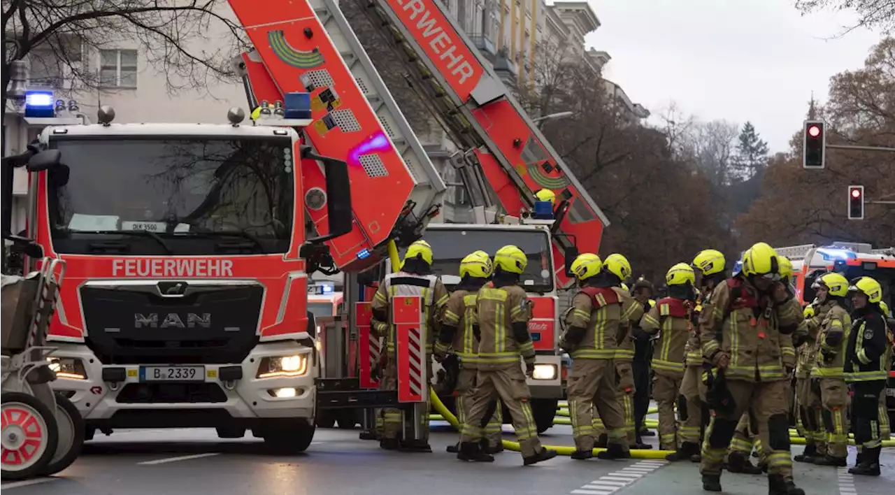 Dachstuhl geht in Flammen auf – Großeinsatz in Kreuzberg!