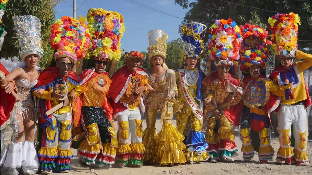 Con izadas de bandera en distintos barrios, inició el precarnaval 2023