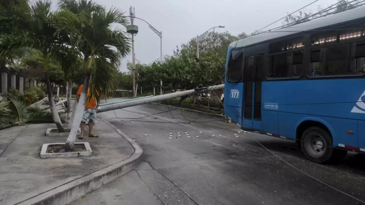 Varios sectores sin energía tras choque de buses contra dos postes