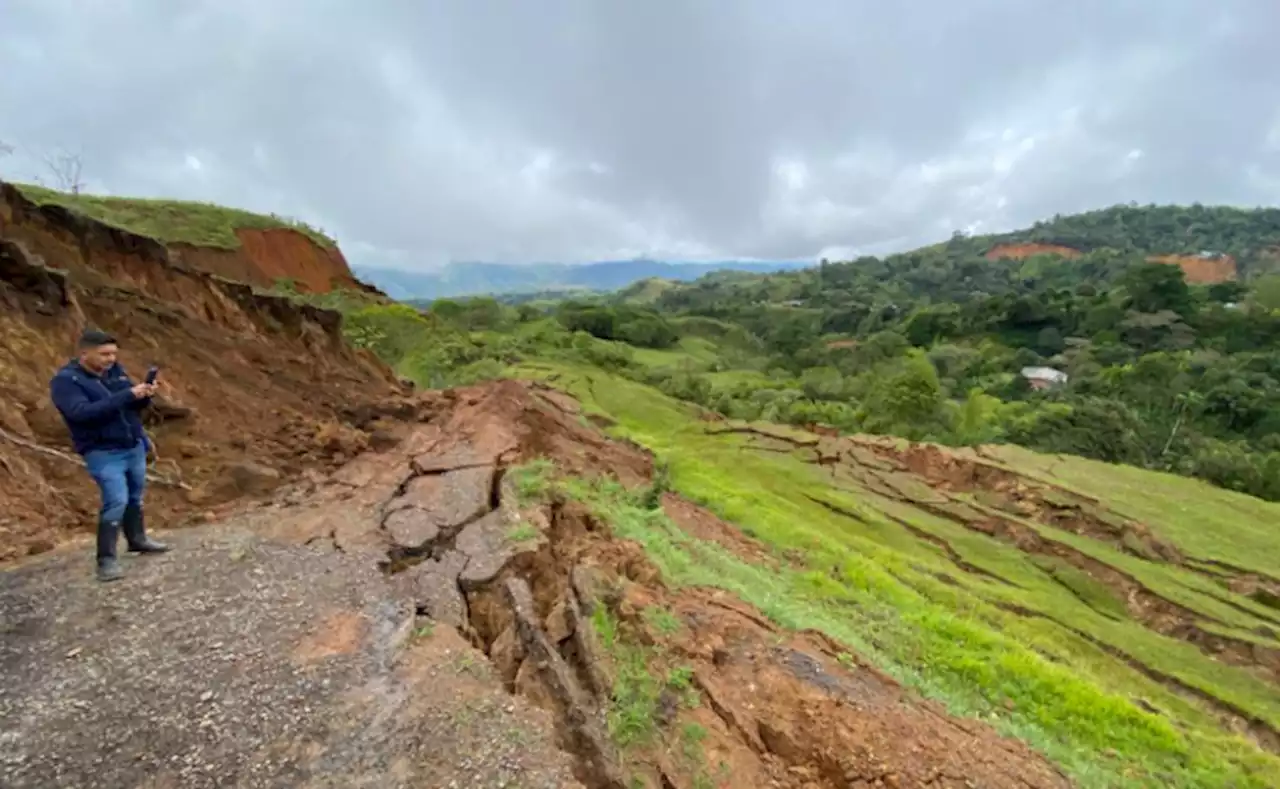 Cauca: Fuerza Aérea evacua a 6 personas atrapadas en derrumbe