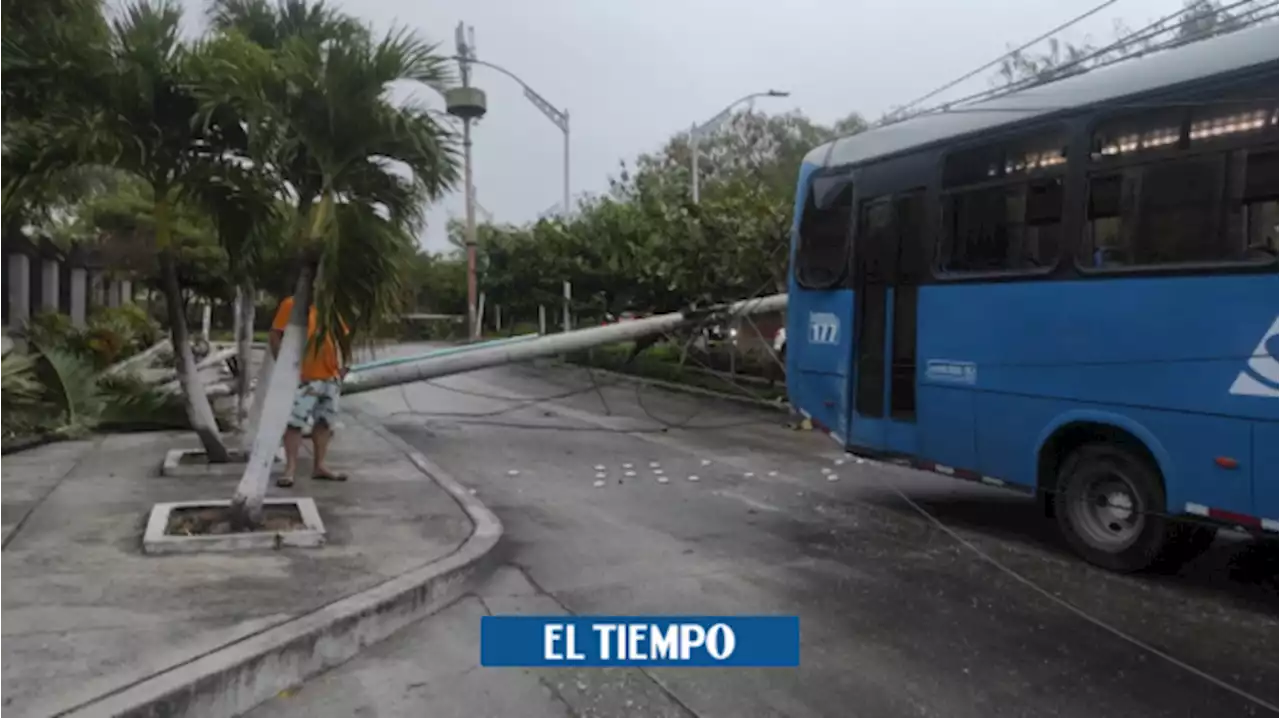 Barranquilla: varios sectores sin energía por choque de bus contra dos postes