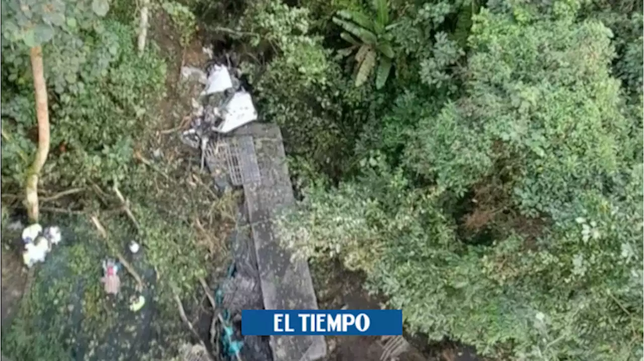 El impactante momento en que conductor salta de tractocamión que cayó a abismo