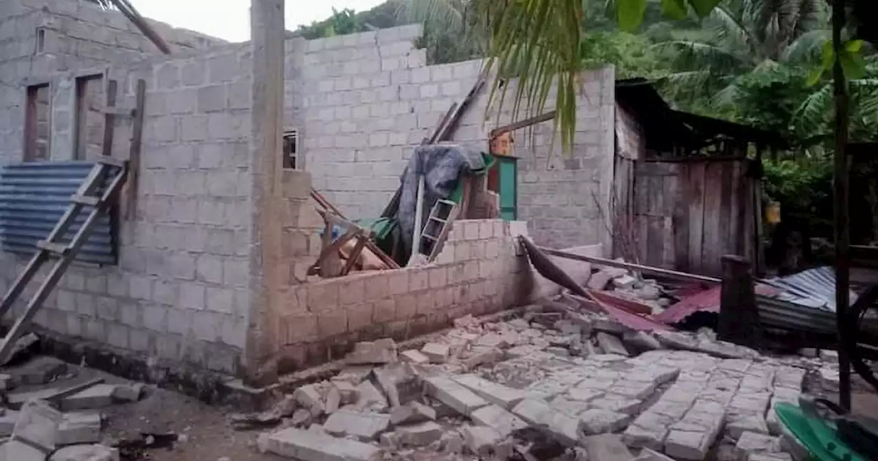 Powerful quake hits off Indonesia, rattles islands
