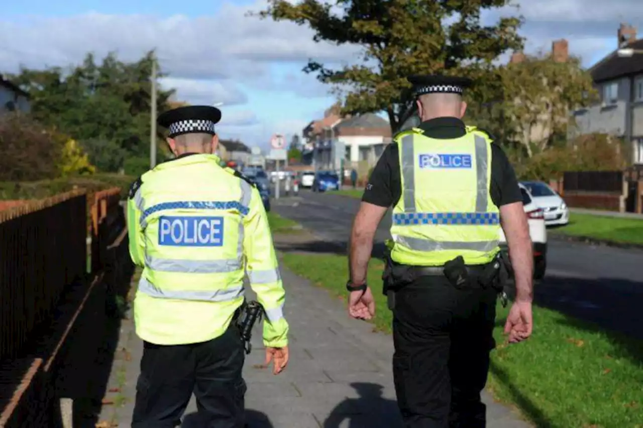 Police 'chasing group of teens' amid disturbance in Glasgow street