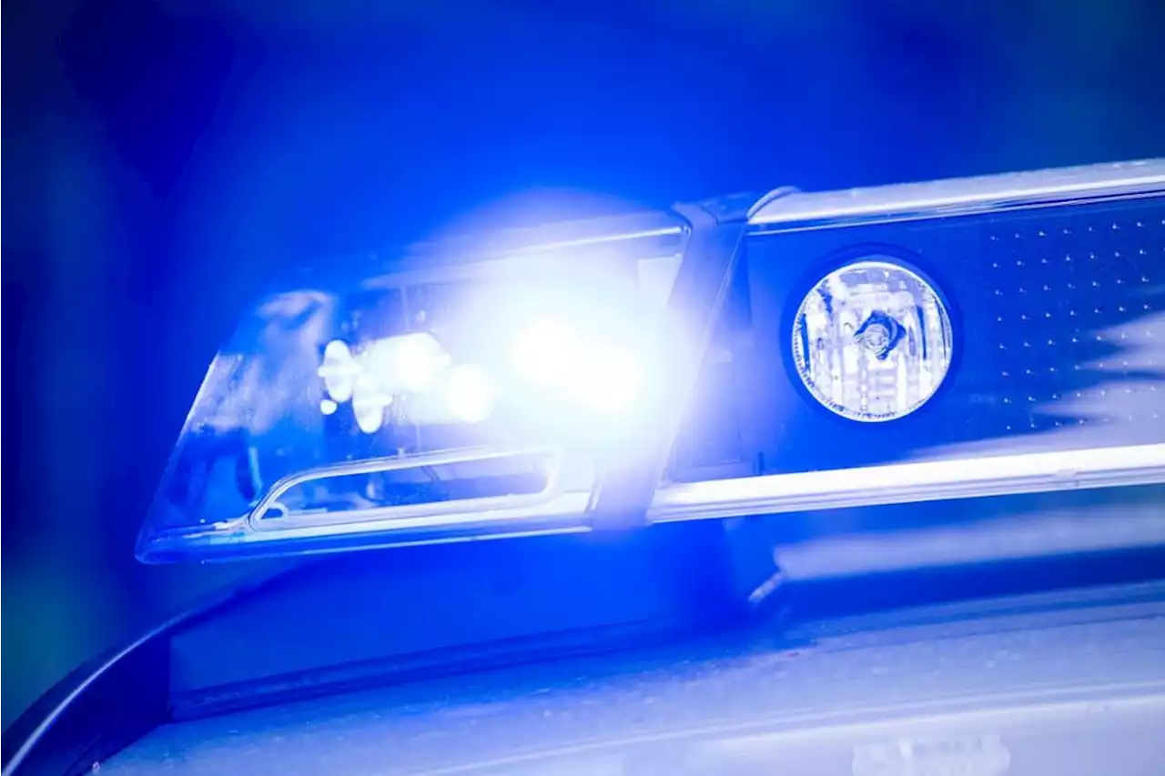 Polizei sucht Zeugen: Mann erwischt Einbrecher in Wohnzimmer in Rattiszell - idowa