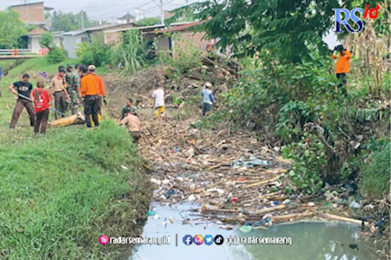 Gandeng Pelajar Bersihkan Sampah di Sungai Kendal