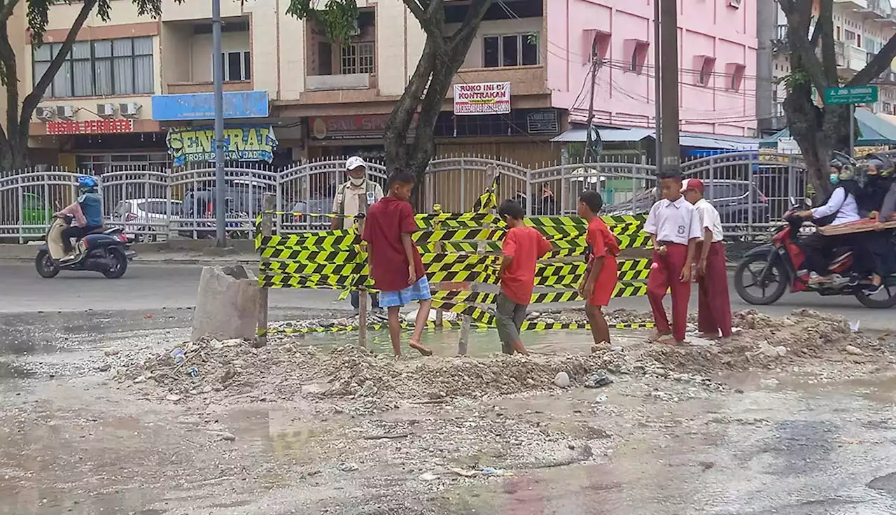 Lubang Galian Proyek Jadi Kolam Dadakan