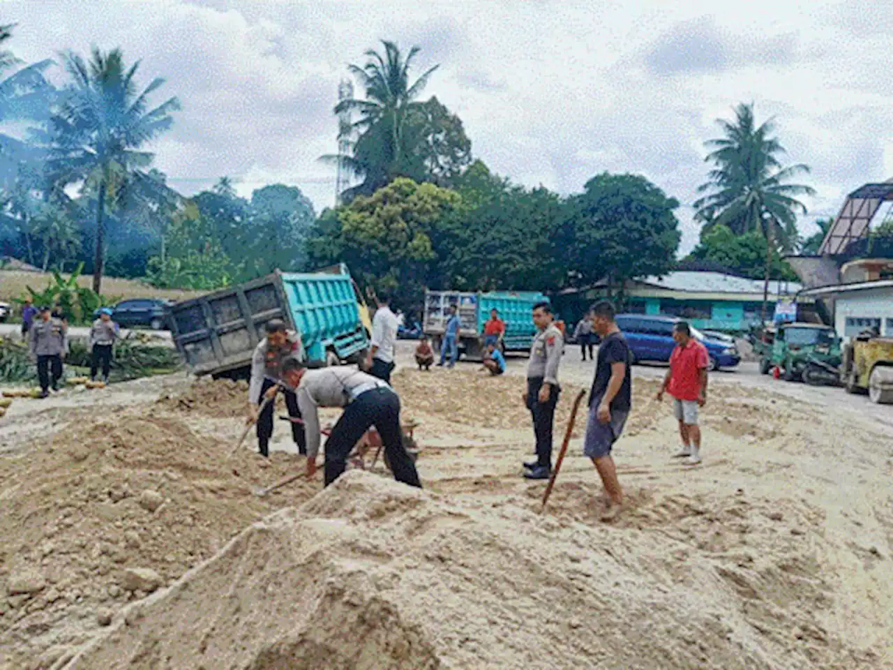 Polres Agam Bantu Bangun Parkir Masjid