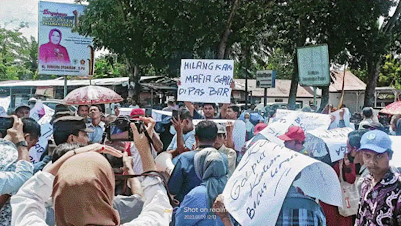 Tuntut Hak, Ratusan Warga Demo