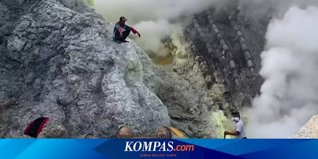 Penambang Belerang di Kawah Ijen Banyuwangi Nekat Beraktivitas meski Status Waspada