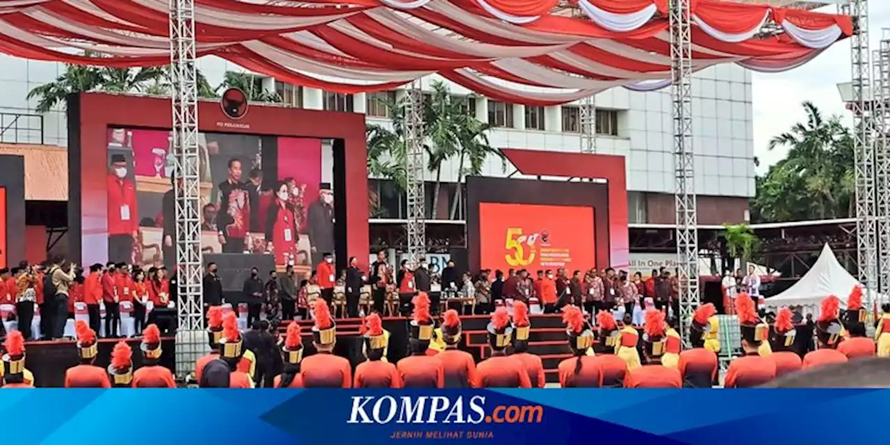 Sejumlah Penerjun Ramaikan HUT ke-50 PDI-P, Bawa Bendera Merah Putih di Langit Kemayoran