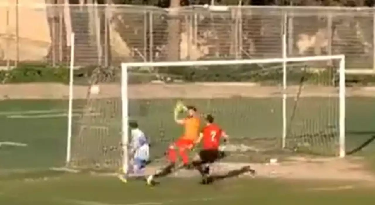 Il gol-non gol più incredibile della storia del calcio: succede in Noicattaro-Castellana, il video diventa virale