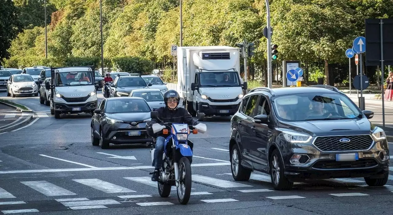 Milano, dal 2024 auto a 30 all'ora in tutta la città: la decisione del Comune