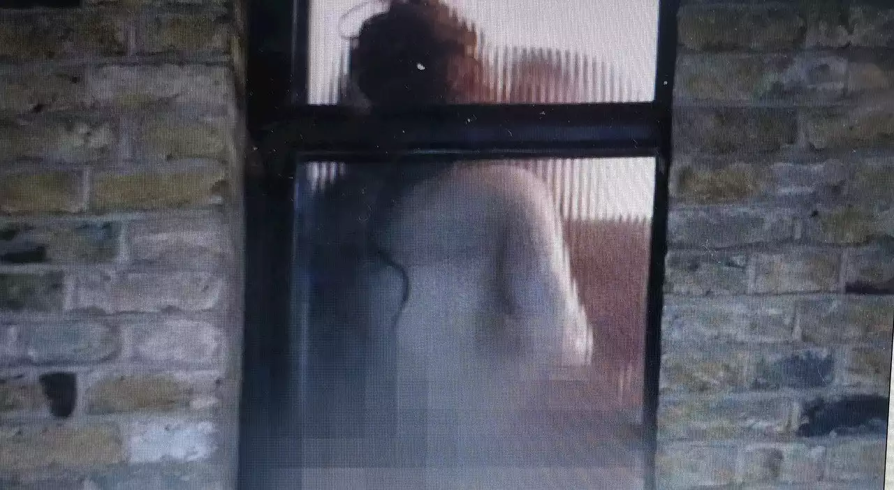 Sesso nudi alla finestra dell'hotel dei vip: il video con le scene hard è virale